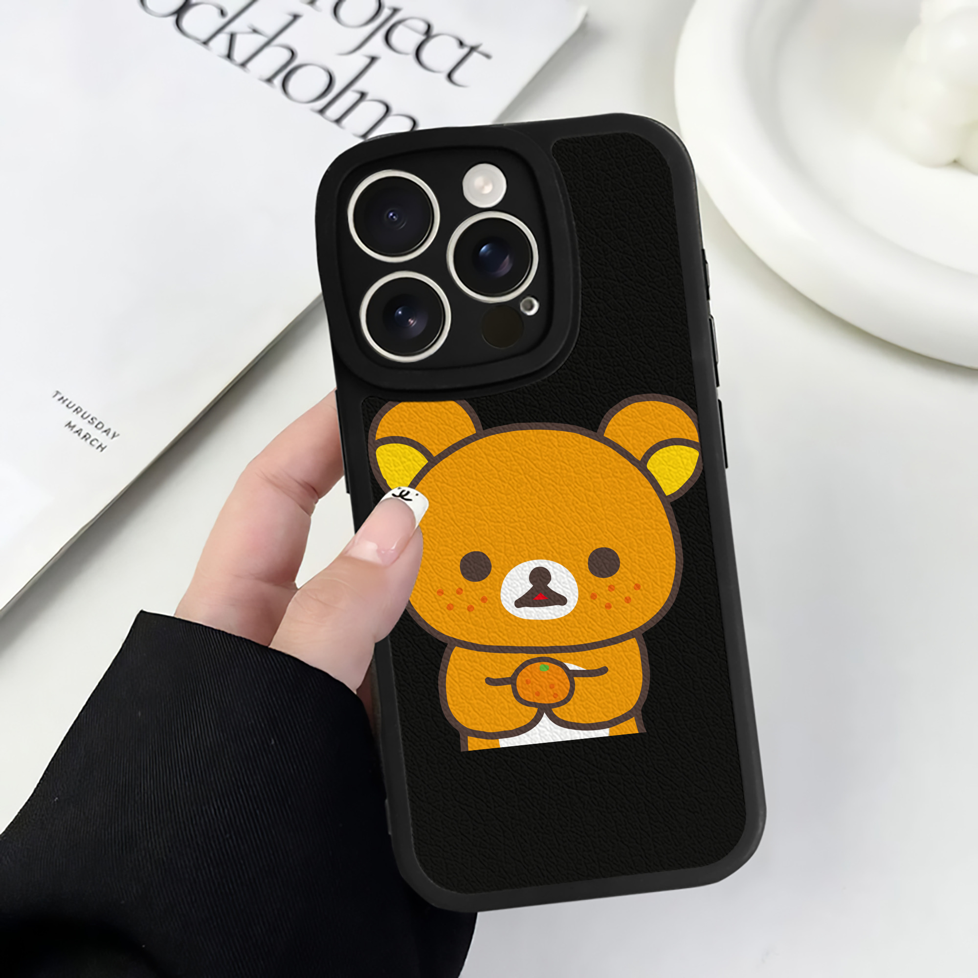 （画像用） リラックマ リラックマ キイロイトリ Rilakkuma Korilakkuma Kiiroitori 【iPhone 16シリーズ対応】シリコンスマホケース（レザー調） 材質：シリコン